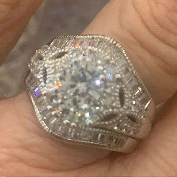 Breathtaking ring with guard, Brilliant cut center  stone w/ rounds . Size 9 - Picture 6 of 7